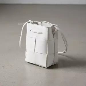 보테가베네타 MUST IT_여성 카세트 미니 버킷 크로슬백680217 VCQC4 9009