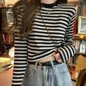 여성 깔끔한 스트라이프 데일리 긴팔티 루즈핏 1P 세미 크롭 티셔츠