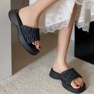 여성 여름 쿠션 키높이 바캉스 스트랩 통굽 슬리퍼 샌들