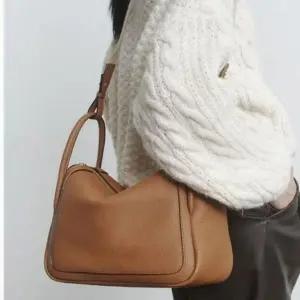 [NS홈쇼핑][헤지스ACC] HIBA6E162W2 [H-VARY] 에이치 베리 브라운 레더 숄더백 L..