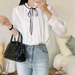 리본 핀턱 프릴카라 블라우스