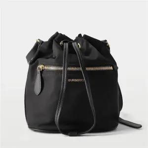 [버버리] 나일론 버킷백 81092671