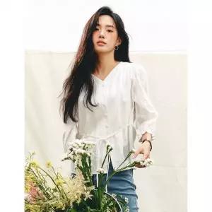 로엠 ROEM 브이넥 스트랩 블라우스RMBLF25R98 135132