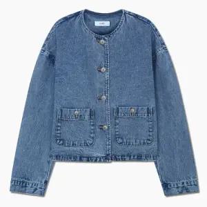 [롯데백화점]리스트 라운드넥 루즈핏 데님 자켓 SMJKB25010