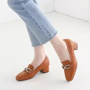 국산구두 국내제작 각코 실버 체인장식 통굽 여성 로퍼힐Y