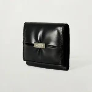 SATUR 세터 오르타 패디드 지갑 SA255UAW02BLK