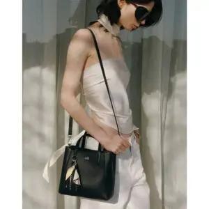 닥스 ACC [인기신상] [DCBA6E555BK] [RIA] 블랙 소가죽 플라워 참장식 토트백 S 491863