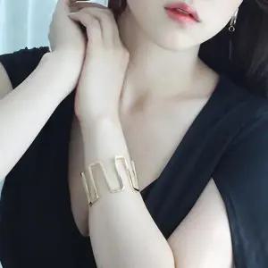 여자 봄 여름 트렌디 모던 지그재그 뱅글 팔찌