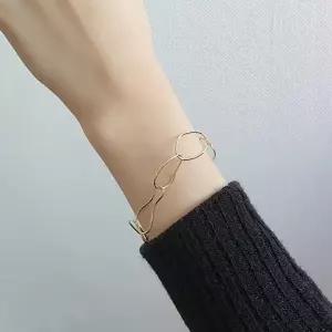 여자 데이트룩 세련된 스토리 체인 팔찌