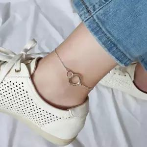 여자 데일리 데이트룩 세련된 여름 감성 실버 써클 발찌