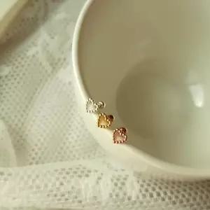 [옷자락]여자 러블리 데일리 데이트룩 반짝이는 하트 큐빅 피어싱