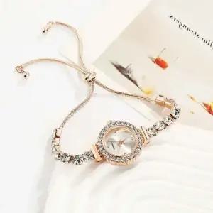 여성 손목시계 화이트 모던 직장인 심플 메탈 컬러 메탈