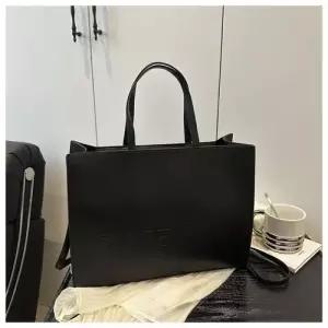 여자 오피스룩 빈티지 슬림핏 겸 크로스백 엠보 숄더 대용량 레터링 패피5