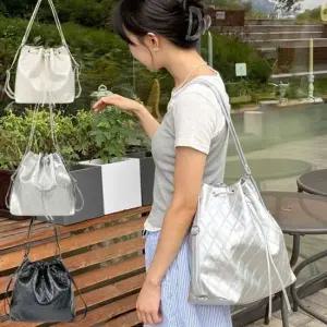 WL 끈조임 버킷 숄더백 화려한 반짝이는 디자인 어깨에