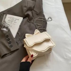 원더맨 여자 데일리룩 가방 미니백 스윗소녀 미니립스틱 스퀘어백 멀티 체인 크로스백 리본 KUK5