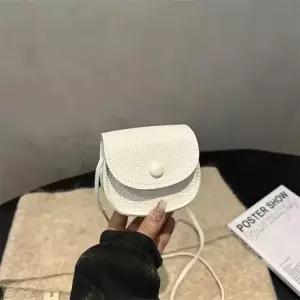 천진반 여친 가을 캐주얼 오피스룩 데일리룩 가방 미니백 리치 패턴 솔리드 질감의 스퀘어백 KUK3