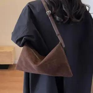 스웨이드 스웨이드가방 캐주얼가방 캐주얼백 미니지퍼포켓 숄더백 2컬러