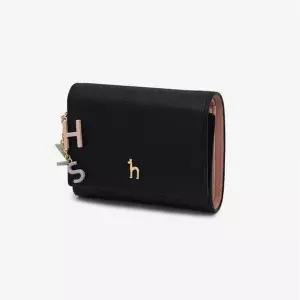 [헤지스](대구신세계)[LEENA]블랙 가죽 골드퍼피 로고 레터링장식 3단 반지갑 HIWA5E605BK