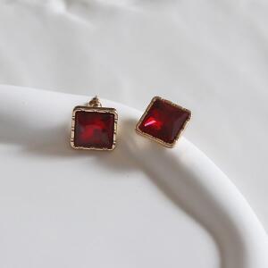 [수호쥬얼리]EE56 레드 스퀘어 볼드 엔틱 귀걸이