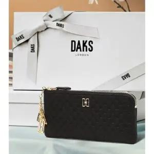 [NS홈쇼핑]DCWA4F518BK [선물포장] 닥스 블랙 DD 로고패턴 소가죽  지퍼장지갑..