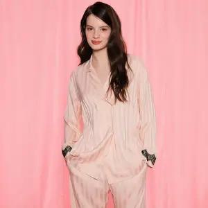 [EBLIN]에블린 여성 사틴 스트라이프 파자마 EBPPF2214C