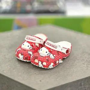 [크록스] HC19 [공식판매점] 헬로우 키티 레드 클래식 클로그  키즈  210577 / 210576 (S32786934)