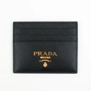 프라다 MUST IT_ 사피아노 가죽 메탈 로고 카드 지갑