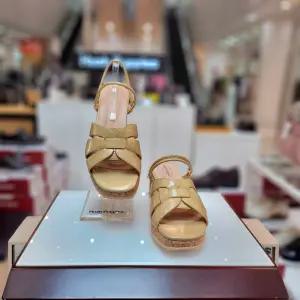 여성 발 편한 6cm 웨지힐 스트랩 투웨이 샌들 3f26028-1CA 713667