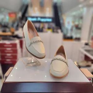 여성 발 편한 3cm 몰드굽 크리스탈 스트랩 세미정장 로퍼 3F26405-4CA 713651