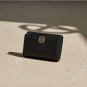 로에베 MUST IT_SS26 여성 애너그램 스몰 반지갑C821S33X06 1100