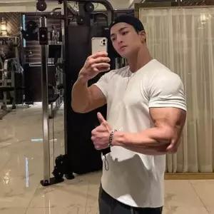 캐주얼 무드 남성 데일리 기본 티셔츠 완벽 몸매 부각