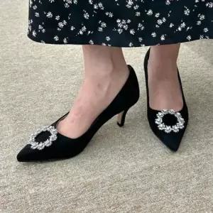 에나멜구두 큐빅장식 미들굽 스웨이드 뾰족코 여성 예쁜 구두