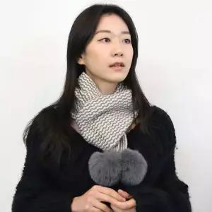 노엘 폼폼 퍼 머플러 니트 방울 페이크 체크 여성 목