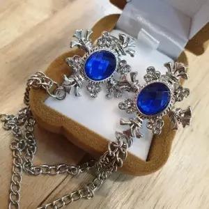 [하프클럽/]남성 파티룩 블루 브로치 와이셔츠 코사지