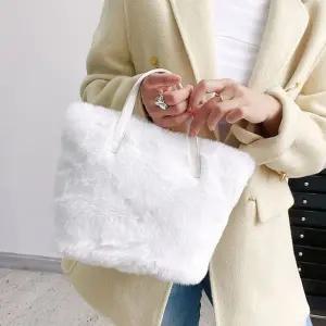[하프클럽/]여성 겨울 토트백 가죽끈 털가방 보송한 밍크 페이크퍼 유니크