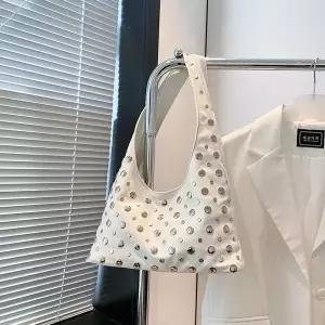 [하프클럽/]라이트톤 스터드라인 미니 호보 숄더백 패션 데일리백