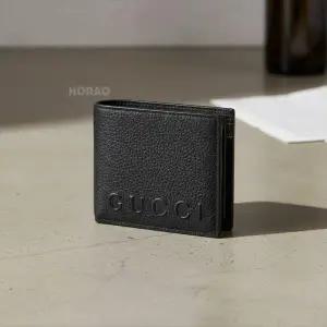 FW25 남성 로고 엠보싱 반지갑835119 AAE1W 1000