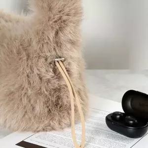 [하프클럽/]페이크퍼 조절 토트백 T28 겨울가방 숄더백 스트랩 인