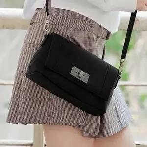 래식 스퀘어 미니백 메탈잠금 데일리백 하객룩 소가죽크로스백 미니백 플랩백 스퀘어백