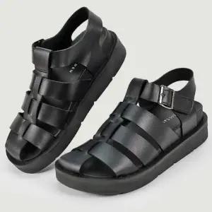 남성 여름 샌들 버클 키높이 인조가죽 패션샌들 쿠션미드솔 키높이샌들 미끄럼방지샌들