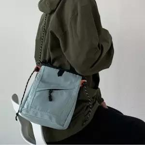 데일리 크로스백 심플 사각 포켓 슬링백 크로스힙쌕 미니슬링백