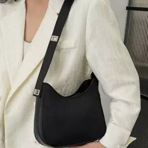 숄더백 캐주얼 페미닌 데일리 턴락 크로스백 캔버스백 호보백 버킷백