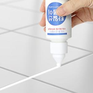 흰색 타일 틈 줄눈 코팅제 욕실 바닥 셀프시공 그리기