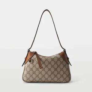 구찌 GG 엠블럼 스몰 숄더백 815218 FAEAA 9762