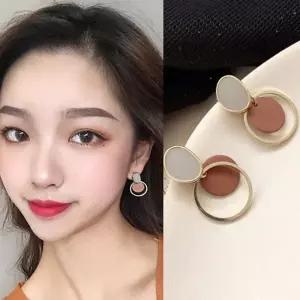 [하프클럽/]여자 블링썸 데일리룩 데이트룩 모던 세련된 골드 포인트 귀걸