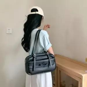 직장인 다양한 여성 숄더백 의상 활용