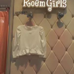 로엠걸즈 DP01 프릴  레이스 퍼프소매 티브라우스 프릴 레이스  퍼프소매  티브라우스
