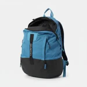 CP컴퍼니 CP COMPANY NYLON B BACKPACK 19CMAC115A 005269G 815) 나일론 B 백팩)