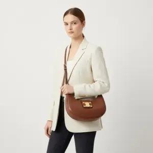 셀린느 CELINE 26SS MEDIUM AVA TRIOMPHE BAG IN SMOOTH CALFSKIN 114493DGQ 04LU) 아바 트리옹프 백)