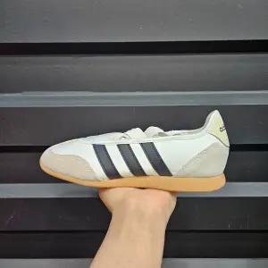 [편집샵 에스마켓]ADIDAS BARREDA MARY JANE JQ2127_DJ